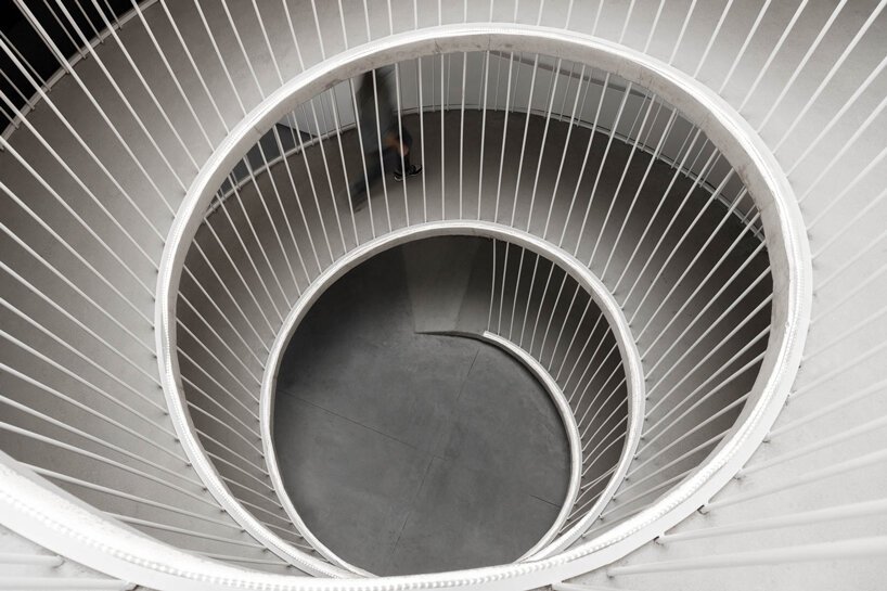 葡萄牙的雕塑螺旋楼梯连接着保罗·梅里尼 (Paulo Merlini) 的仓库改建的办公室