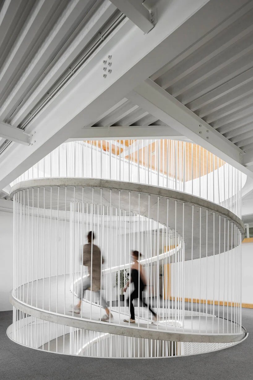 葡萄牙的雕塑螺旋楼梯连接着保罗·梅里尼 (Paulo Merlini) 的仓库改建的办公室