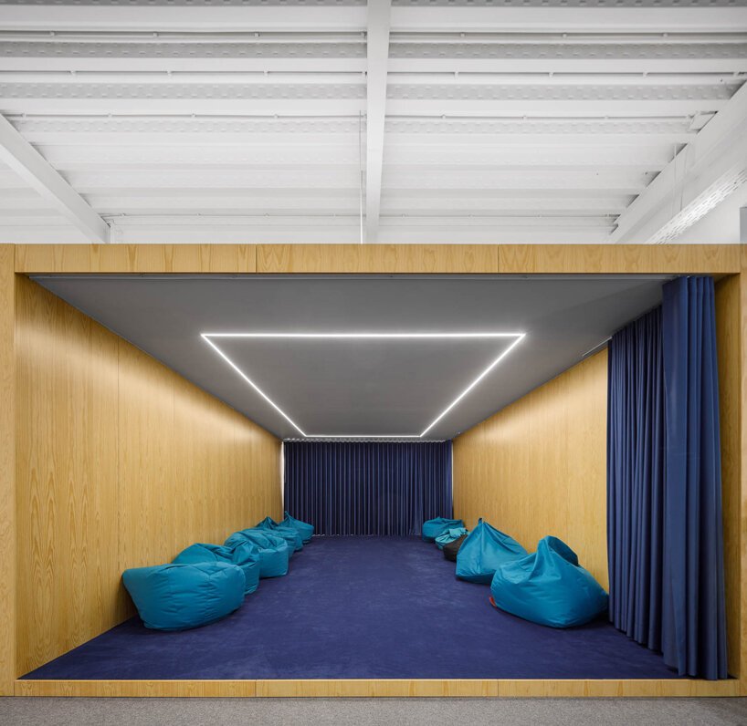 葡萄牙的雕塑螺旋楼梯连接着保罗·梅里尼 (Paulo Merlini) 的仓库改建的办公室