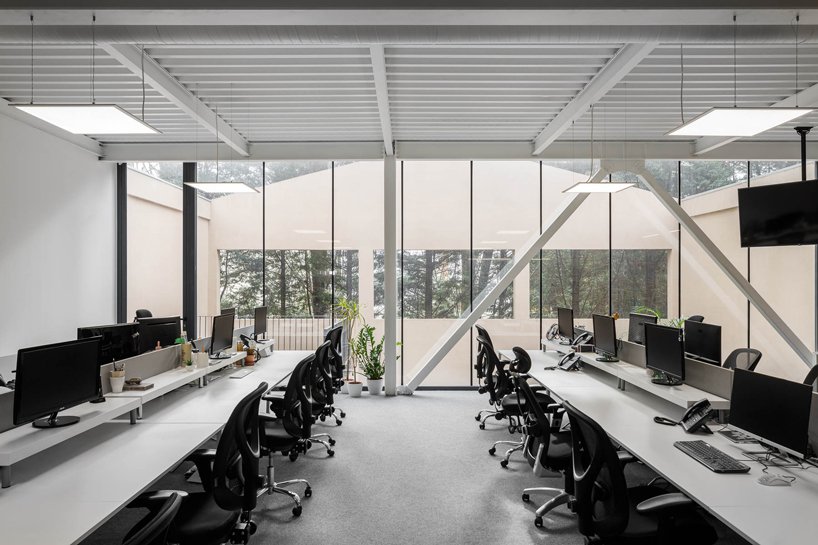 葡萄牙的雕塑螺旋楼梯连接着保罗·梅里尼 (Paulo Merlini) 的仓库改建的办公室