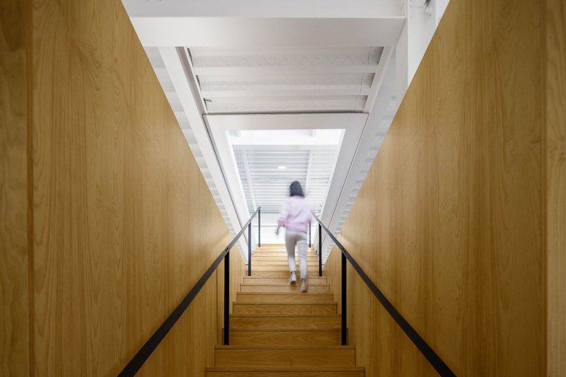 葡萄牙的雕塑螺旋楼梯连接着保罗·梅里尼 (Paulo Merlini) 的仓库改建的办公室