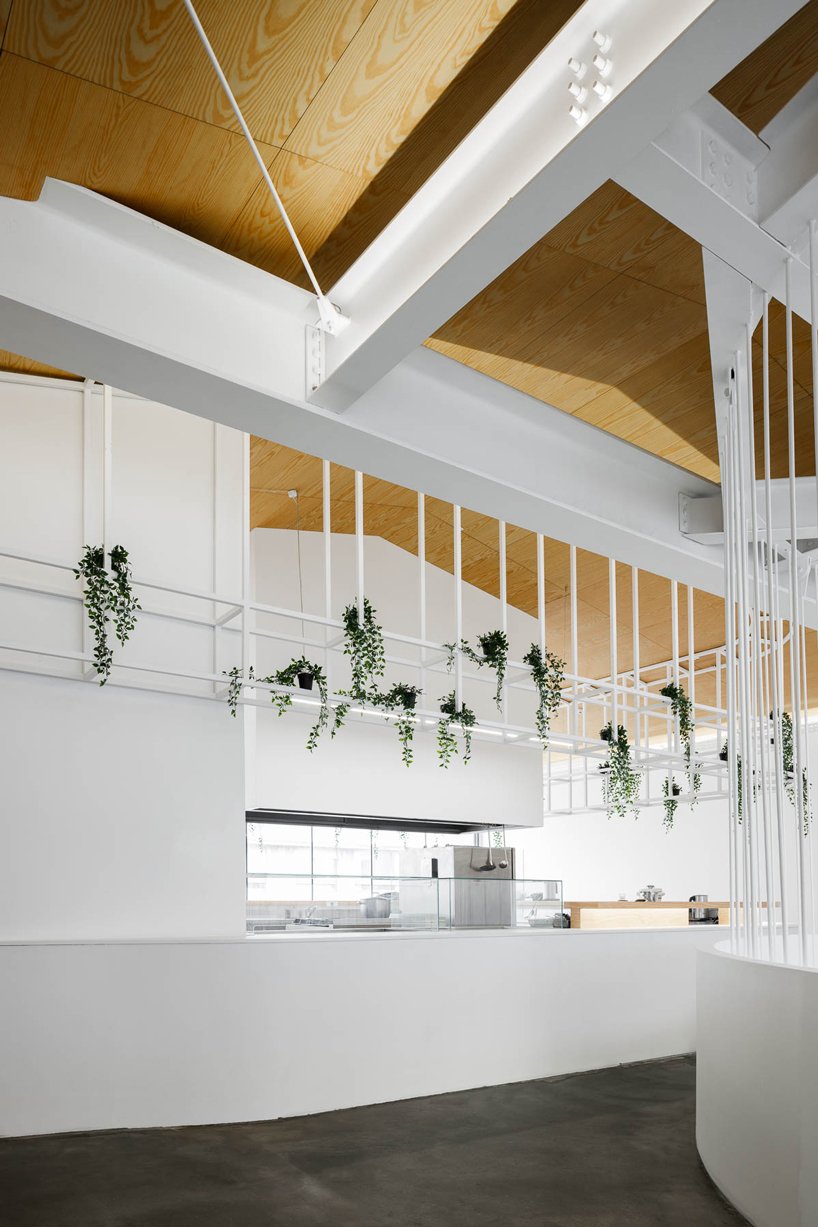 葡萄牙的雕塑螺旋楼梯连接着保罗·梅里尼 (Paulo Merlini) 的仓库改建的办公室