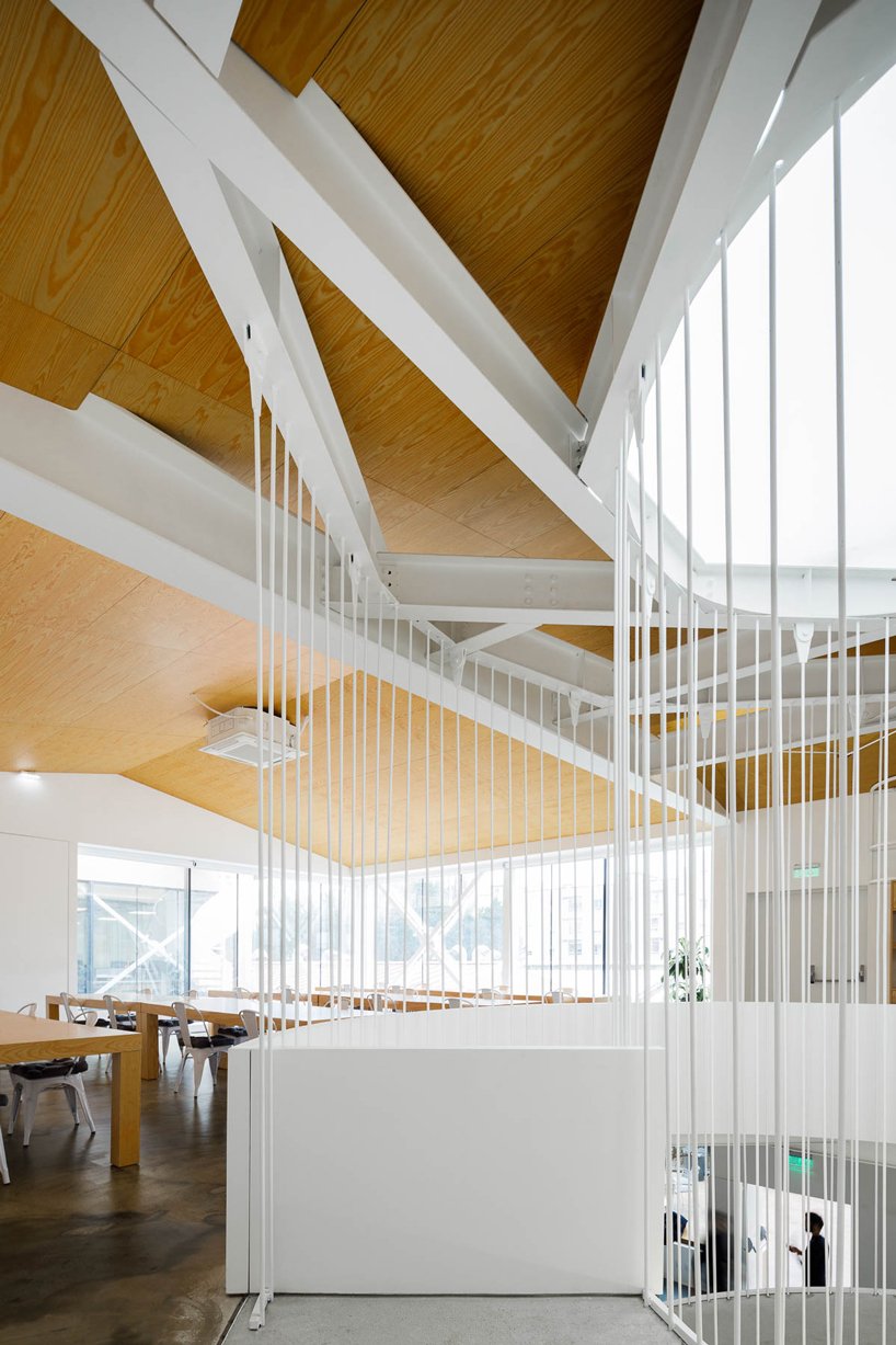 葡萄牙的雕塑螺旋楼梯连接着保罗·梅里尼 (Paulo Merlini) 的仓库改建的办公室