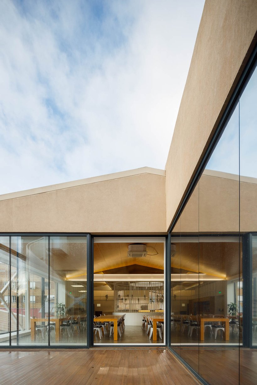 葡萄牙的雕塑螺旋楼梯连接着保罗·梅里尼 (Paulo Merlini) 的仓库改建的办公室