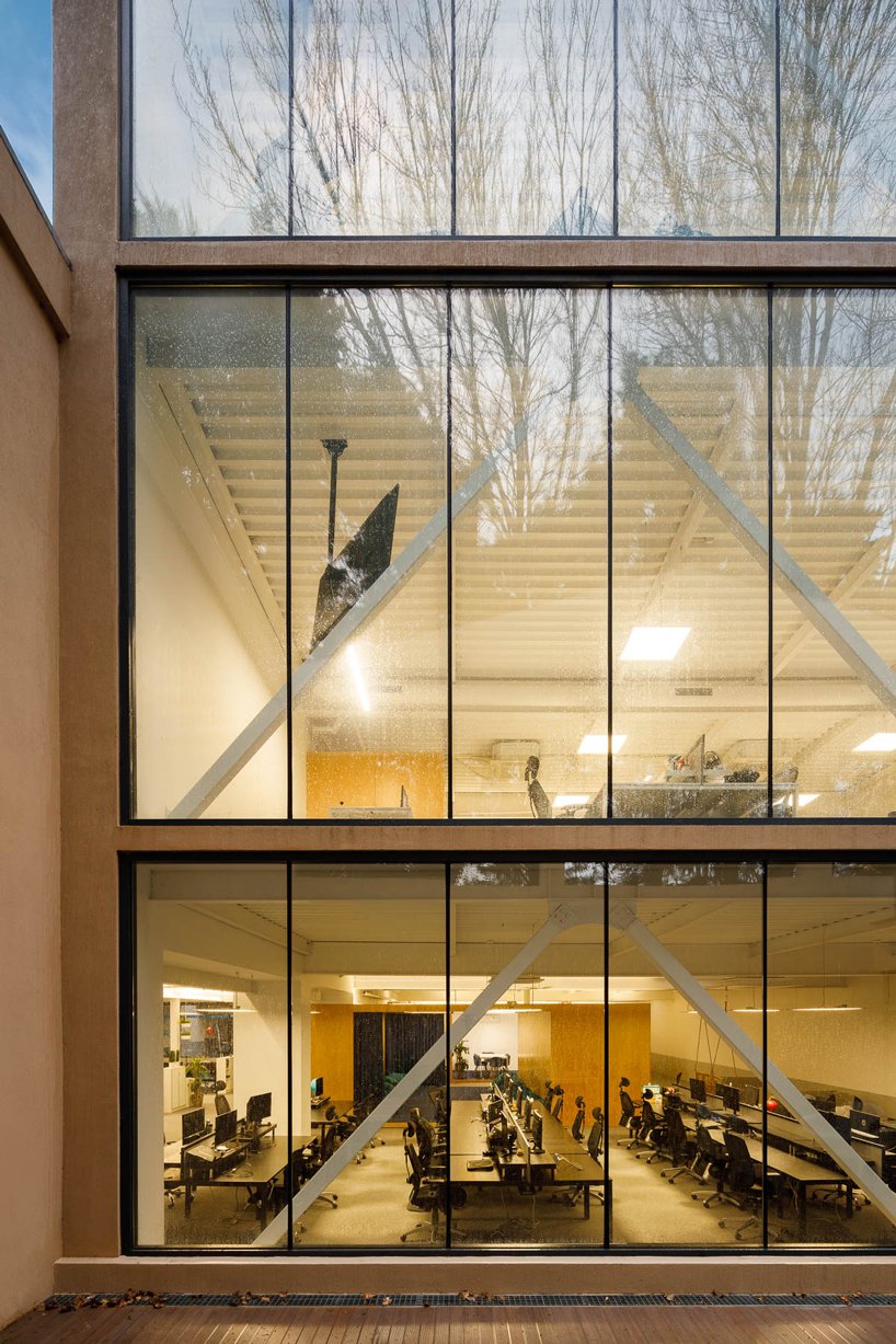 葡萄牙的雕塑螺旋楼梯连接着保罗·梅里尼 (Paulo Merlini) 的仓库改建的办公室