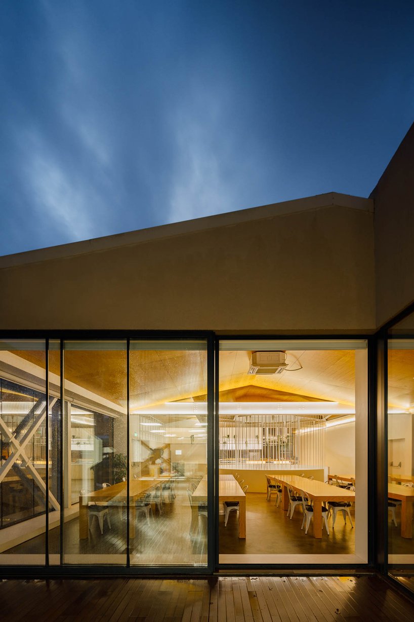 葡萄牙的雕塑螺旋楼梯连接着保罗·梅里尼 (Paulo Merlini) 的仓库改建的办公室