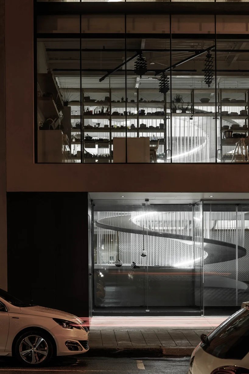 葡萄牙的雕塑螺旋楼梯连接着保罗·梅里尼 (Paulo Merlini) 的仓库改建的办公室