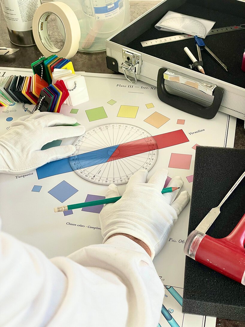 Pierre Brault 用引人入胜的日晷变化为城市建筑增添色彩