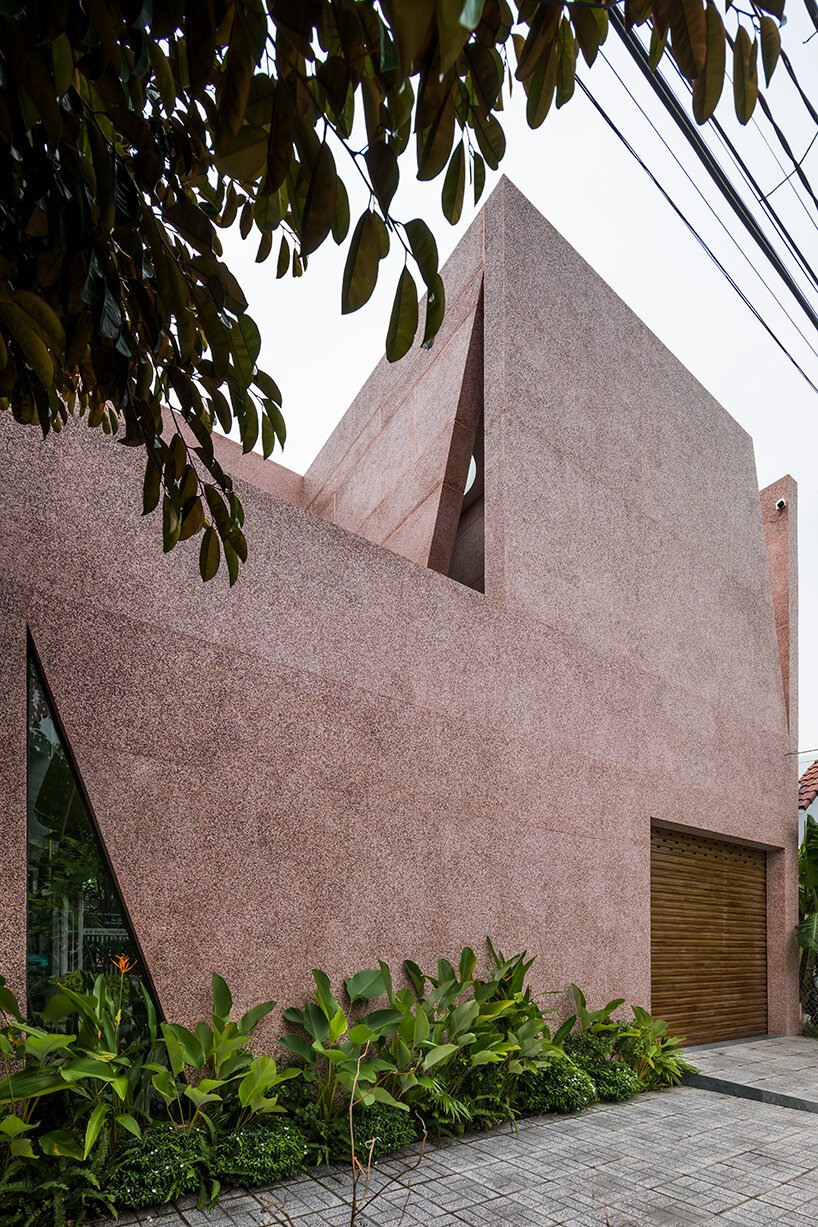 大型圆形屋顶开口刺穿了 23o5 工作室在越南的粉红房子 大型圆形屋顶开口刺穿了 23o5 工作室在越南的粉红房子