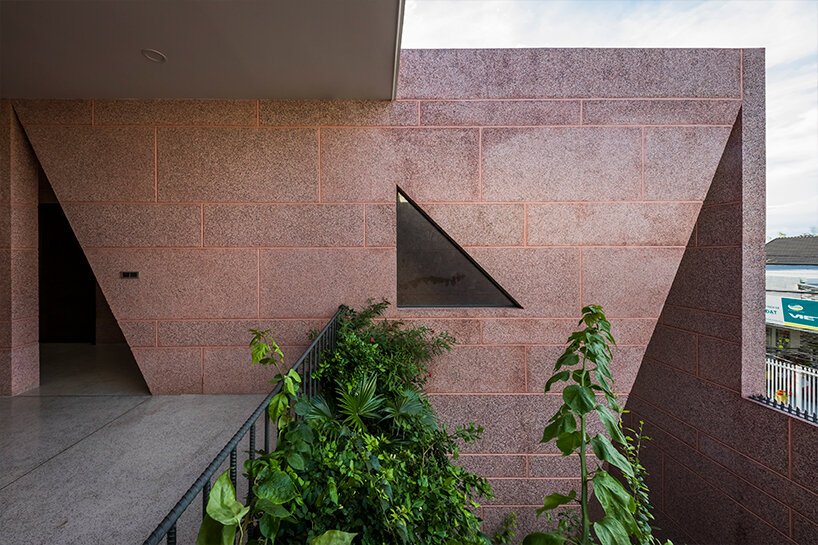 大型圆形屋顶开口刺穿了 23o5 工作室在越南的粉红房子 大型圆形屋顶开口刺穿了 23o5 工作室在越南的粉红房子