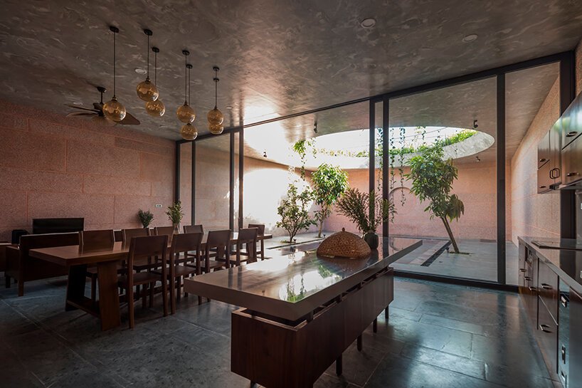 大型圆形屋顶开口刺穿了 23o5 工作室在越南的粉红房子 大型圆形屋顶开口刺穿了 23o5 工作室在越南的粉红房子