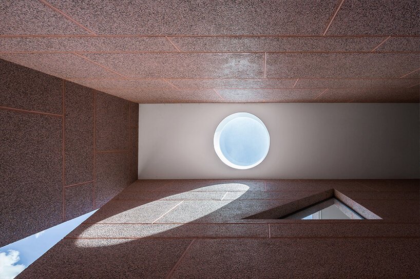 大型圆形屋顶开口刺穿了 23o5 工作室在越南的粉红房子 大型圆形屋顶开口刺穿了 23o5 工作室在越南的粉红房子