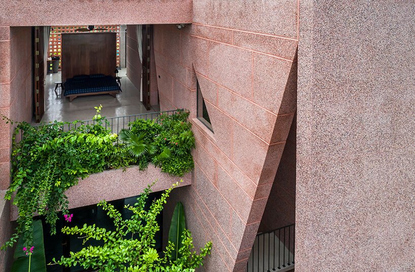 大型圆形屋顶开口刺穿了 23o5 工作室在越南的粉红房子 大型圆形屋顶开口刺穿了 23o5 工作室在越南的粉红房子