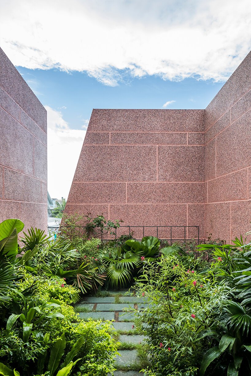 大型圆形屋顶开口刺穿了 23o5 工作室在越南的粉红房子 大型圆形屋顶开口刺穿了 23o5 工作室在越南的粉红房子