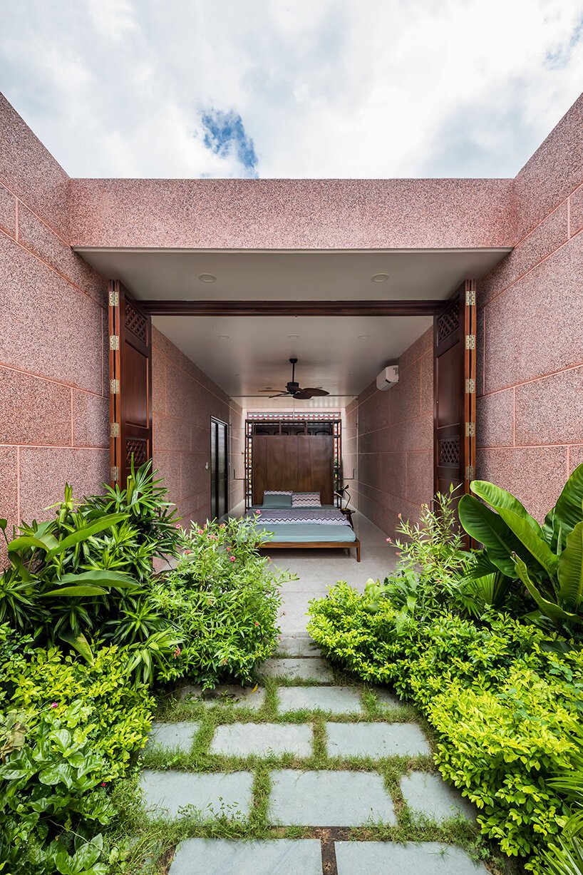 大型圆形屋顶开口刺穿了 23o5 工作室在越南的粉红房子 大型圆形屋顶开口刺穿了 23o5 工作室在越南的粉红房子