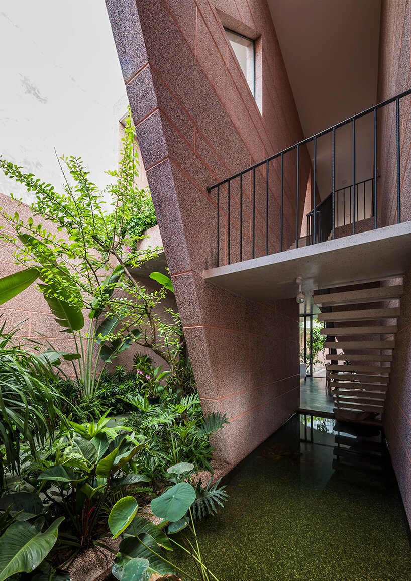 大型圆形屋顶开口刺穿了 23o5 工作室在越南的粉红房子 大型圆形屋顶开口刺穿了 23o5 工作室在越南的粉红房子