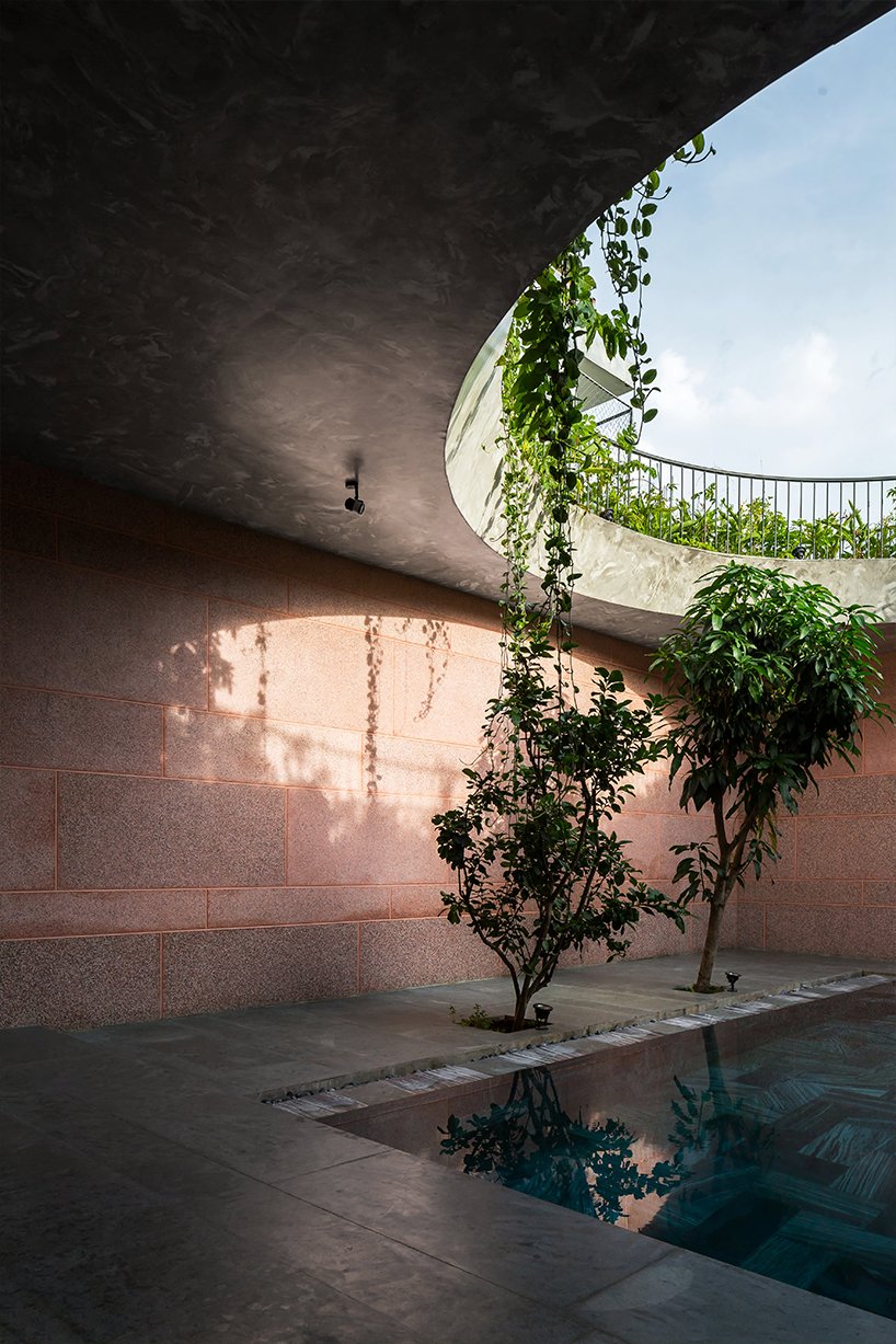 大型圆形屋顶开口刺穿了 23o5 工作室在越南的粉红房子 大型圆形屋顶开口刺穿了 23o5 工作室在越南的粉红房子