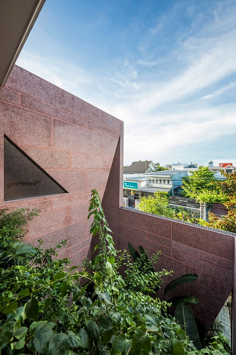 大型圆形屋顶开口刺穿了 23o5 工作室在越南的粉红房子 大型圆形屋顶开口刺穿了 23o5 工作室在越南的粉红房子