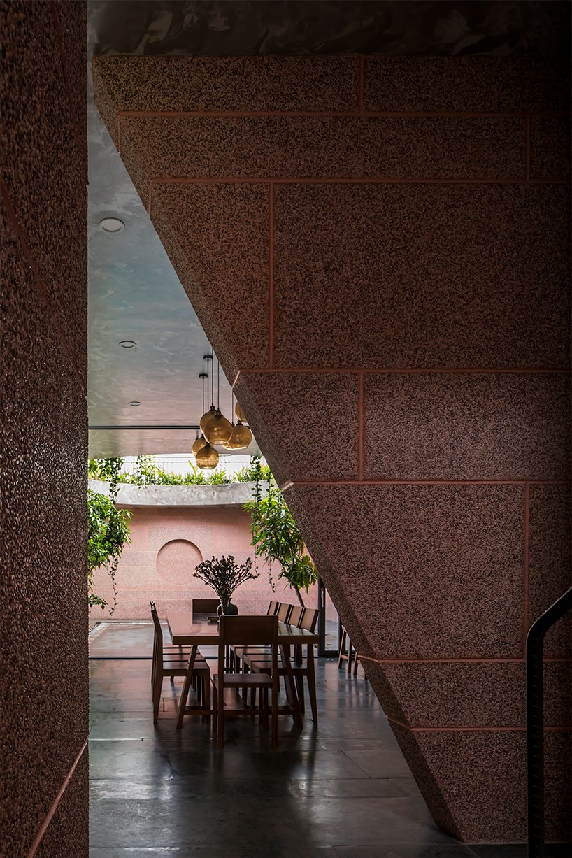 大型圆形屋顶开口刺穿了 23o5 工作室在越南的粉红房子 大型圆形屋顶开口刺穿了 23o5 工作室在越南的粉红房子