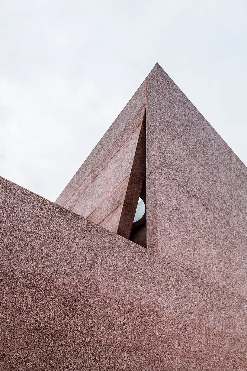 大型圆形屋顶开口刺穿了 23o5 工作室在越南的粉红房子 大型圆形屋顶开口刺穿了 23o5 工作室在越南的粉红房子