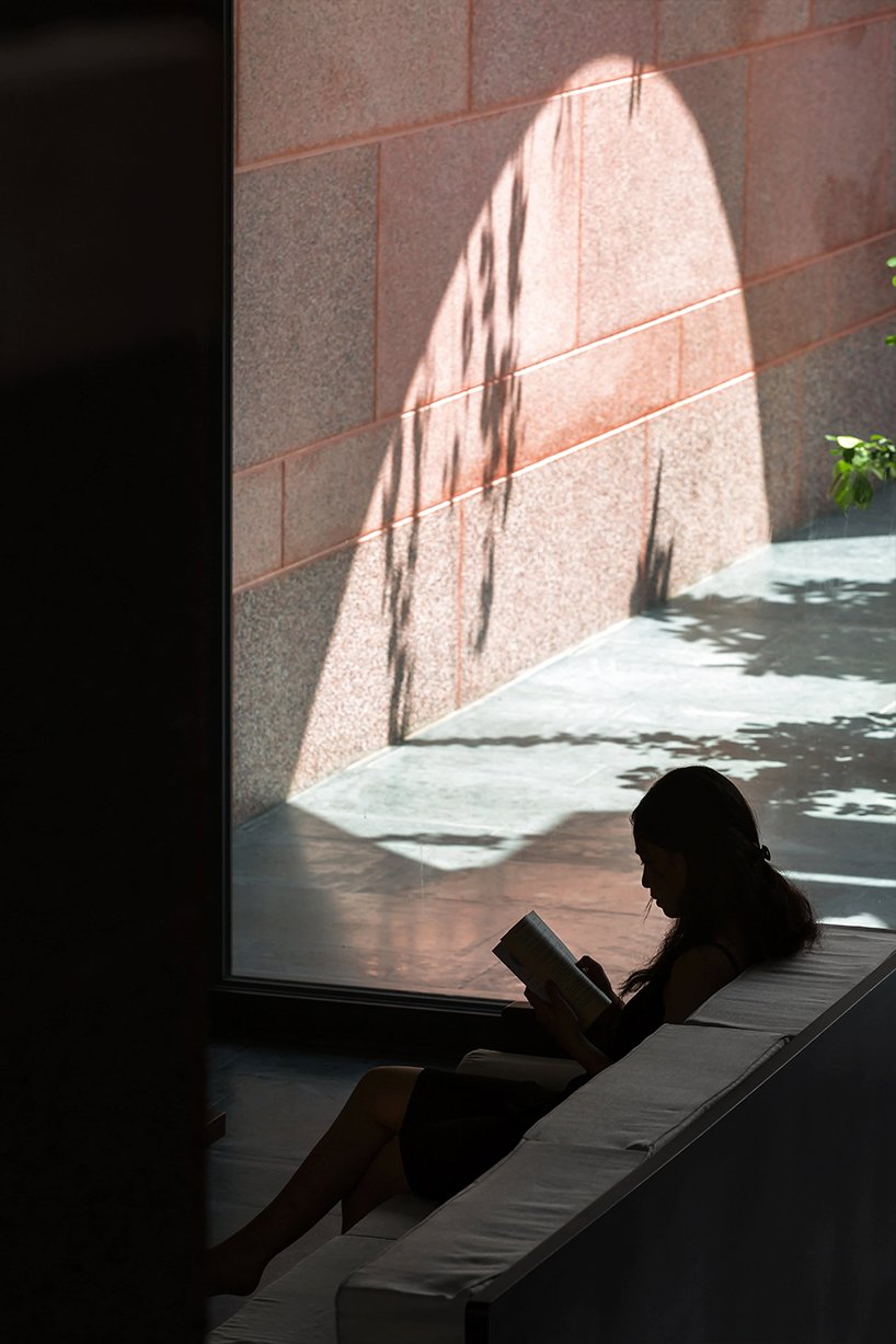 大型圆形屋顶开口刺穿了 23o5 工作室在越南的粉红房子 大型圆形屋顶开口刺穿了 23o5 工作室在越南的粉红房子