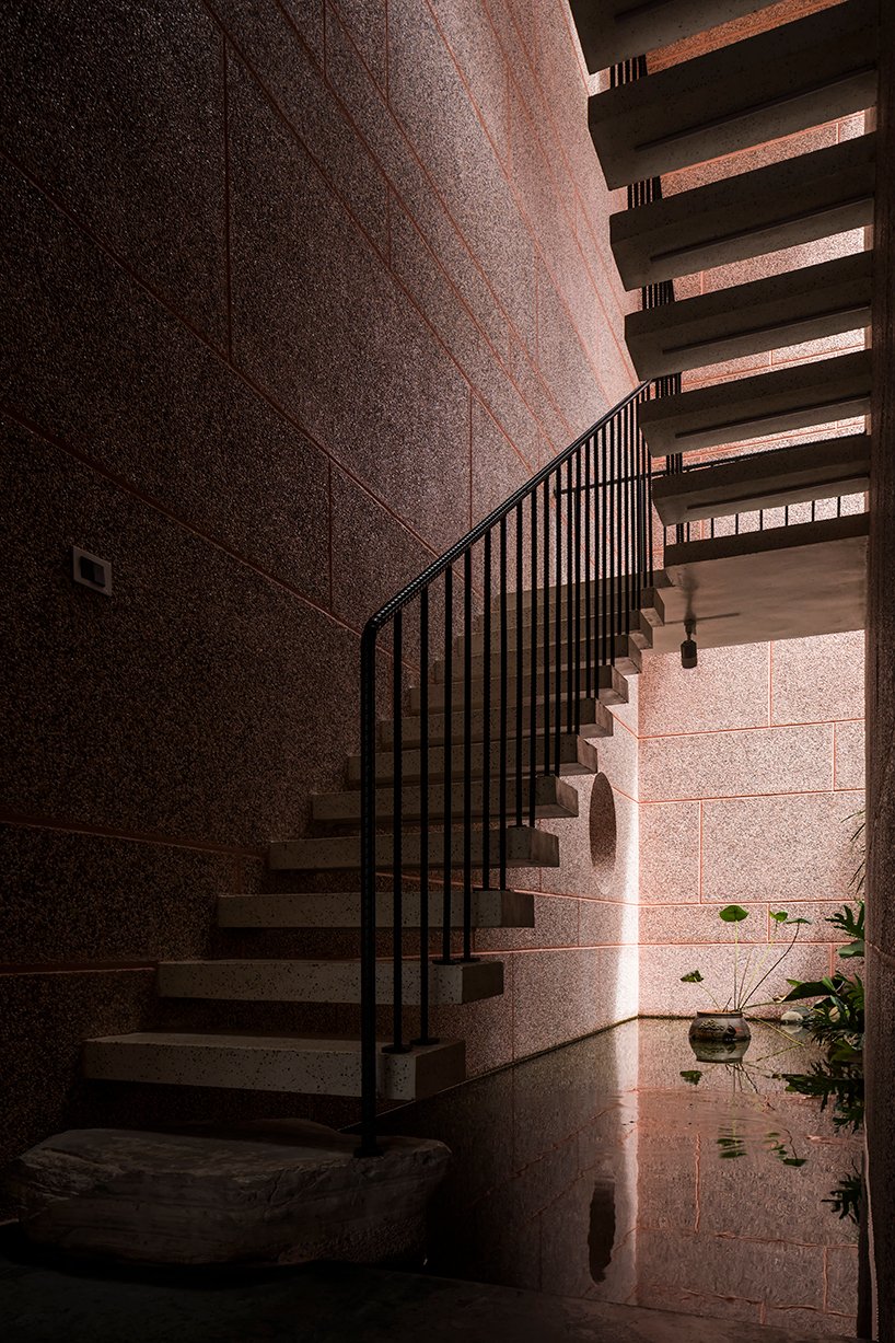 大型圆形屋顶开口刺穿了 23o5 工作室在越南的粉红房子 大型圆形屋顶开口刺穿了 23o5 工作室在越南的粉红房子