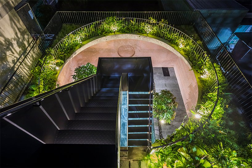 大型圆形屋顶开口刺穿了 23o5 工作室在越南的粉红房子 大型圆形屋顶开口刺穿了 23o5 工作室在越南的粉红房子