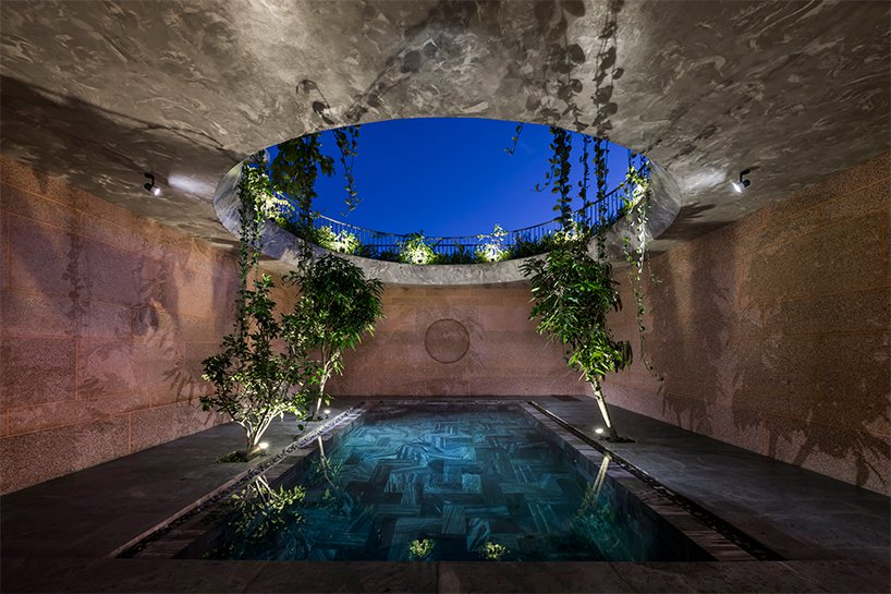 大型圆形屋顶开口刺穿了 23o5 工作室在越南的粉红房子 大型圆形屋顶开口刺穿了 23o5 工作室在越南的粉红房子