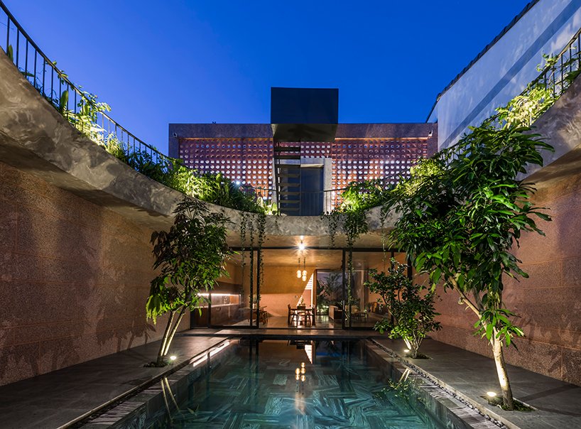 大型圆形屋顶开口刺穿了 23o5 工作室在越南的粉红房子 大型圆形屋顶开口刺穿了 23o5 工作室在越南的粉红房子