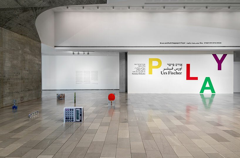 urs fischer 的办公椅顽皮地跳舞,模仿人类行为 urs fischer 的办公椅顽皮地跳舞,模仿人类行为