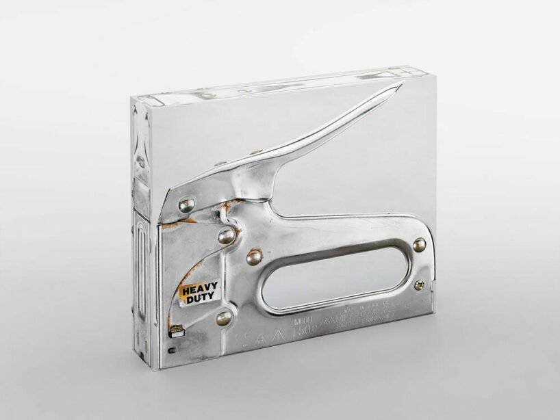 urs fischer 的办公椅顽皮地跳舞,模仿人类行为 urs fischer 的办公椅顽皮地跳舞,模仿人类行为