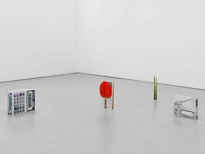 urs fischer 的办公椅顽皮地跳舞,模仿人类行为 urs fischer 的办公椅顽皮地跳舞,模仿人类行为