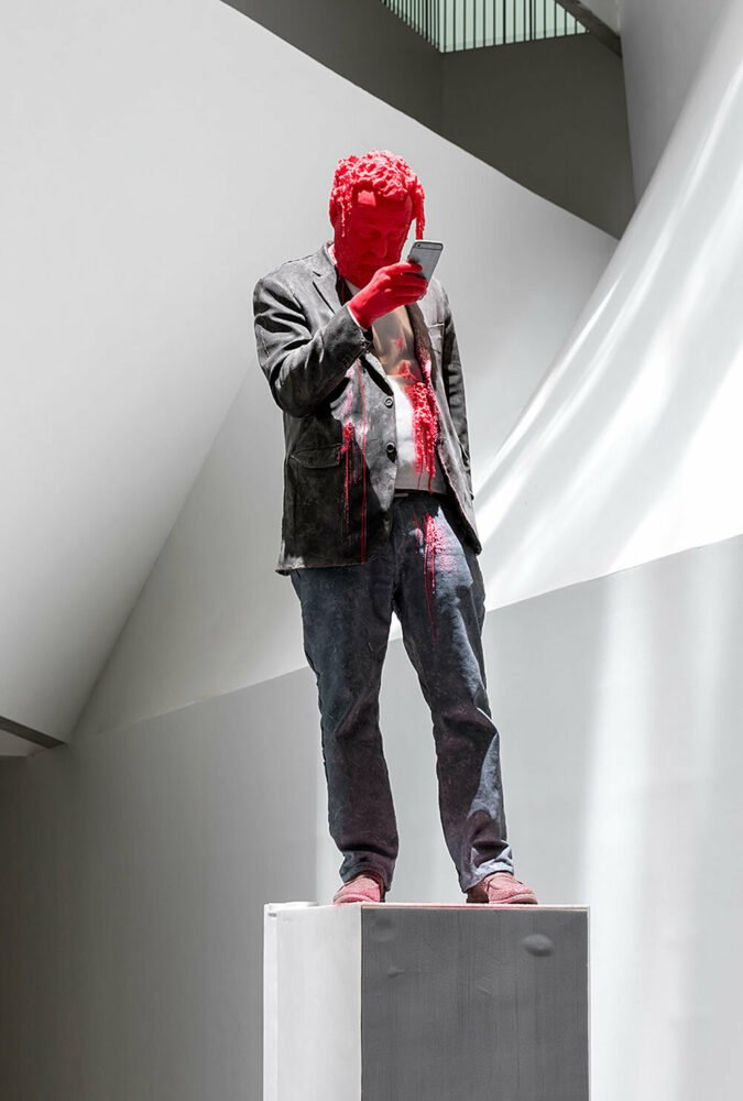 urs fischer 的办公椅顽皮地跳舞,模仿人类行为 urs fischer 的办公椅顽皮地跳舞,模仿人类行为