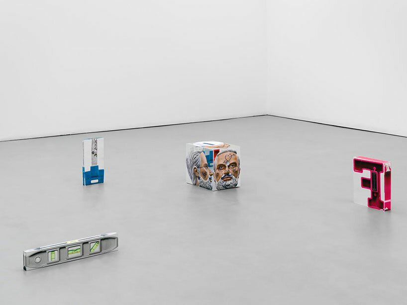 urs fischer 的办公椅顽皮地跳舞,模仿人类行为 urs fischer 的办公椅顽皮地跳舞,模仿人类行为