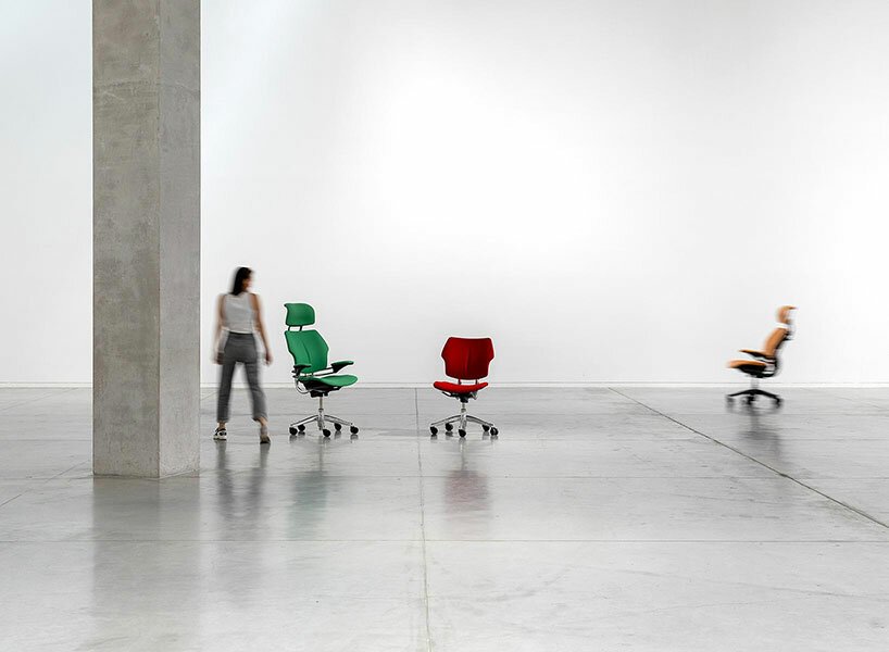 urs fischer 的办公椅顽皮地跳舞,模仿人类行为 urs fischer 的办公椅顽皮地跳舞,模仿人类行为