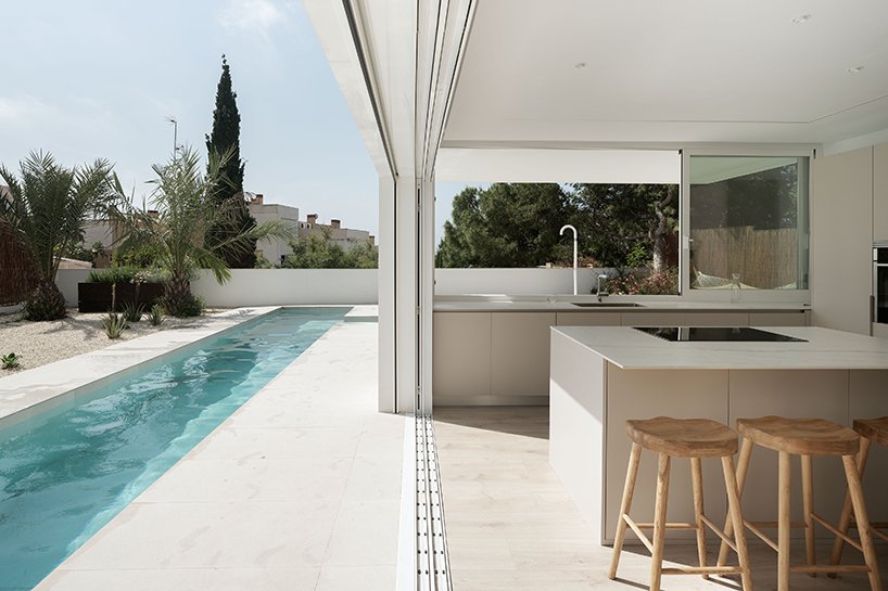 PLAYstudio 的“不仅仅是白宫”重新诠释西班牙沿海别墅 PLAYstudio 的“不仅仅是白宫”重新诠释西班牙沿海别墅