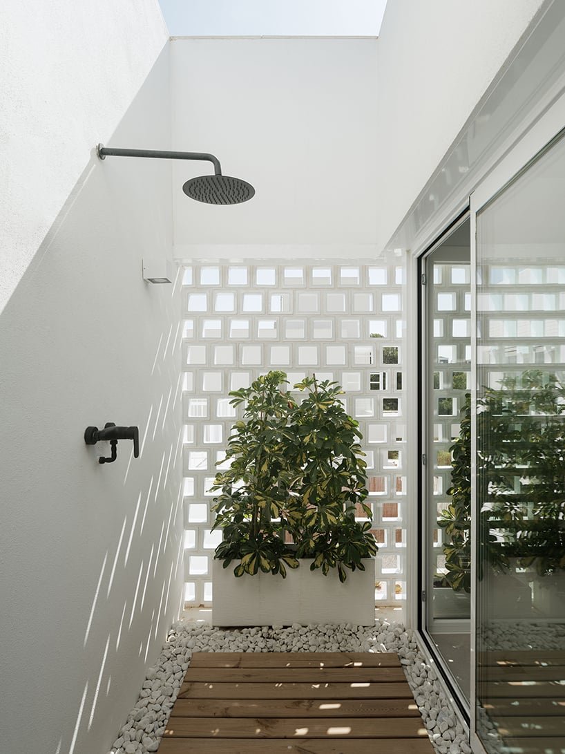 PLAYstudio 的“不仅仅是白宫”重新诠释西班牙沿海别墅 PLAYstudio 的“不仅仅是白宫”重新诠释西班牙沿海别墅