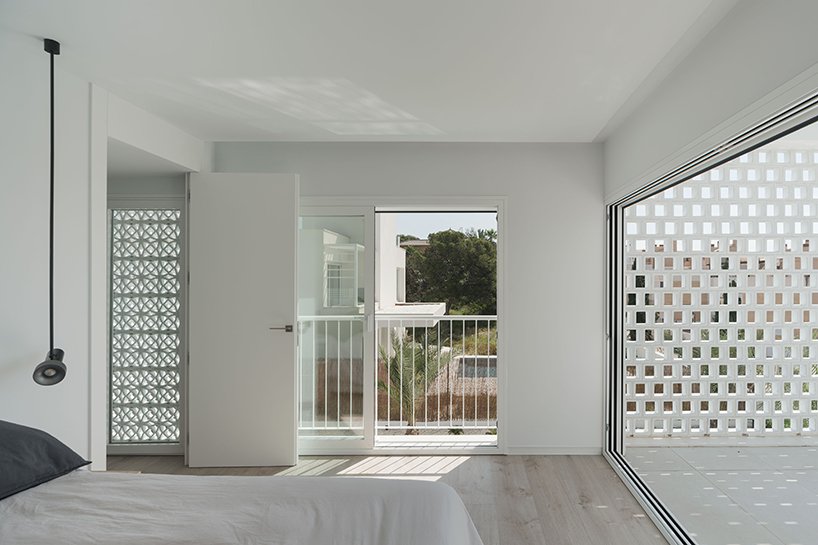 PLAYstudio 的“不仅仅是白宫”重新诠释西班牙沿海别墅 PLAYstudio 的“不仅仅是白宫”重新诠释西班牙沿海别墅