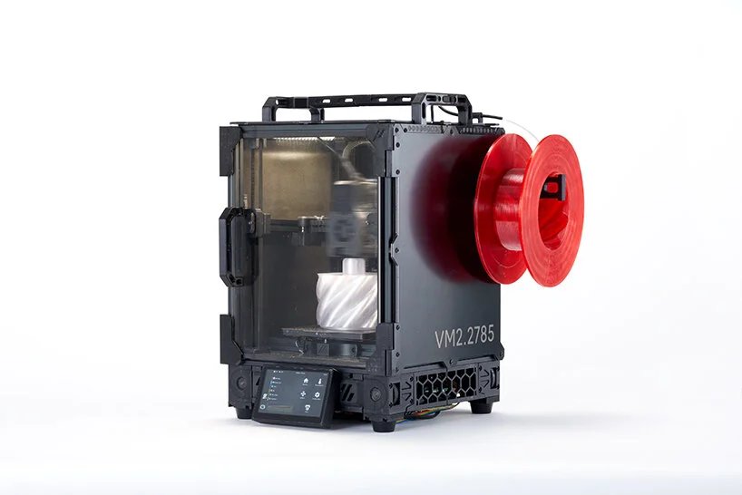 Reiten Cheng 的“Polyformer”将塑料瓶变成细丝