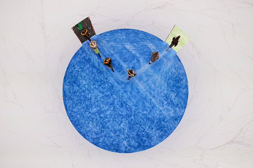 Miuccia Prada、雷姆·库哈斯 (Rem Koolhaas) 等人讨论 Prada 2021 秋冬女装秀和纹理套装