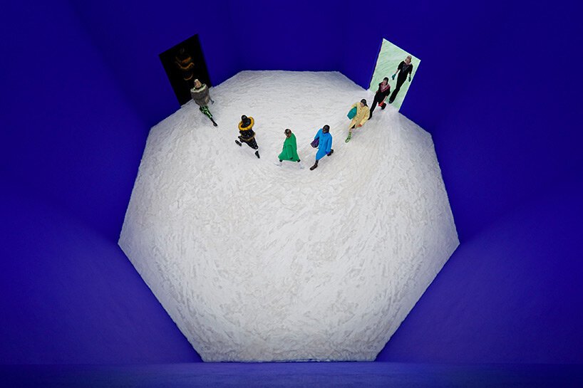 Miuccia Prada、雷姆·库哈斯 (Rem Koolhaas) 等人讨论 Prada 2021 秋冬女装秀和纹理套装