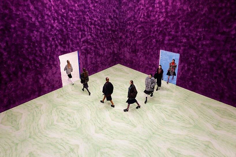 Miuccia Prada、雷姆·库哈斯 (Rem Koolhaas) 等人讨论 Prada 2021 秋冬女装秀和纹理套装