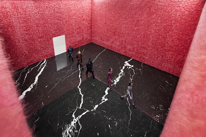 Miuccia Prada、雷姆·库哈斯 (Rem Koolhaas) 等人讨论 Prada 2021 秋冬女装秀和纹理套装