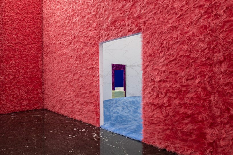 Miuccia Prada、雷姆·库哈斯 (Rem Koolhaas) 等人讨论 Prada 2021 秋冬女装秀和纹理套装