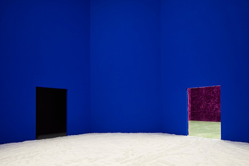 Miuccia Prada、雷姆·库哈斯 (Rem Koolhaas) 等人讨论 Prada 2021 秋冬女装秀和纹理套装