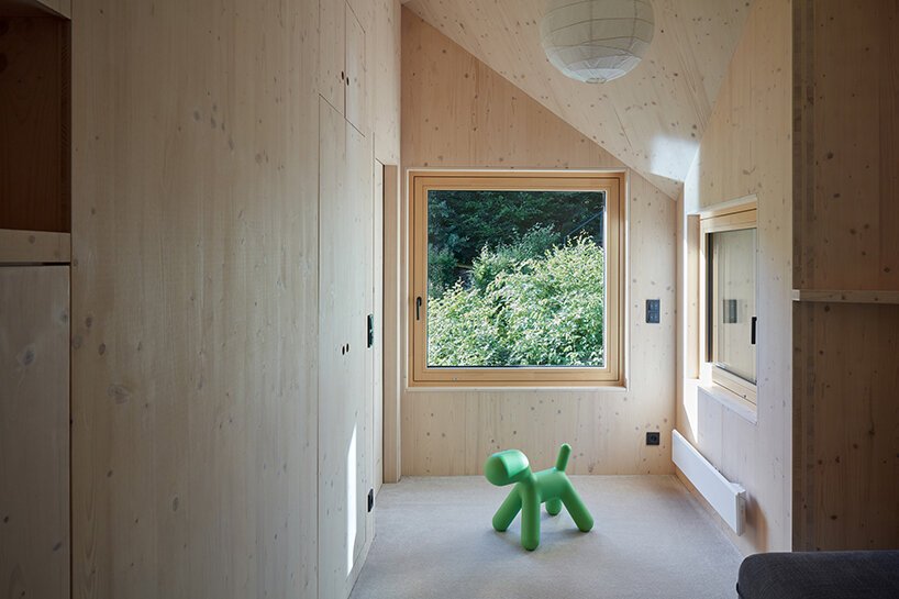 studio prodesi/domesi 完成了一座受船舱启发的水边小屋