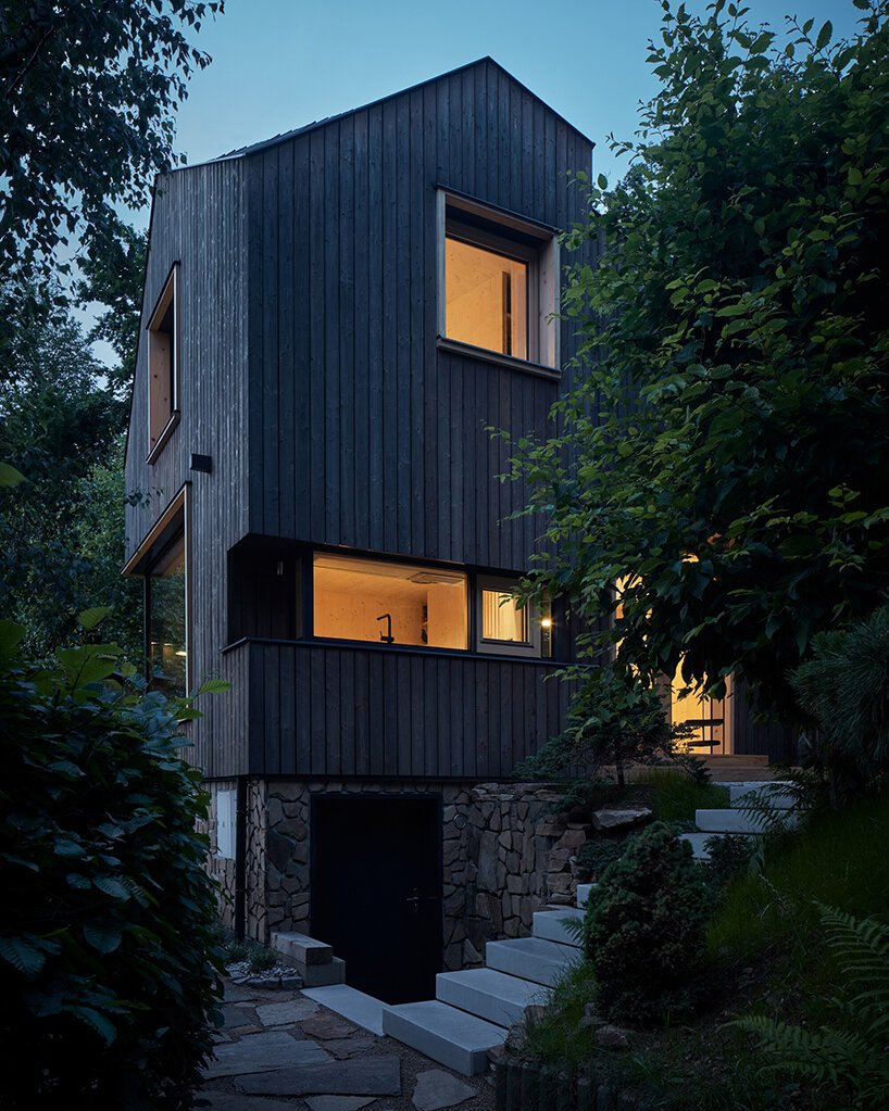 studio prodesi/domesi 完成了一座受船舱启发的水边小屋