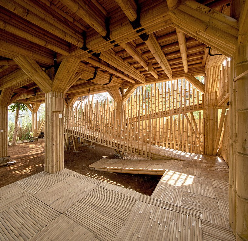 印度尼西亚 RAW 建筑使用再生塑料 + 竹子建造工作室和住宅 印度尼西亚 RAW 建筑使用再生塑料 + 竹子建造工作室和住宅