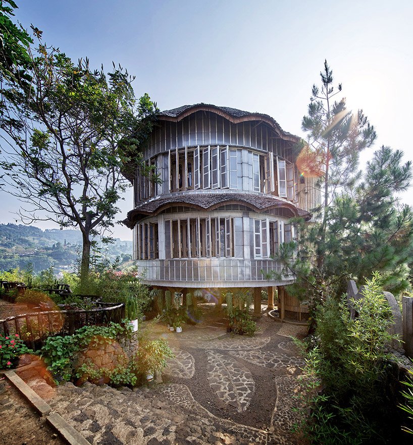 印度尼西亚 RAW 建筑使用再生塑料 + 竹子建造工作室和住宅 印度尼西亚 RAW 建筑使用再生塑料 + 竹子建造工作室和住宅