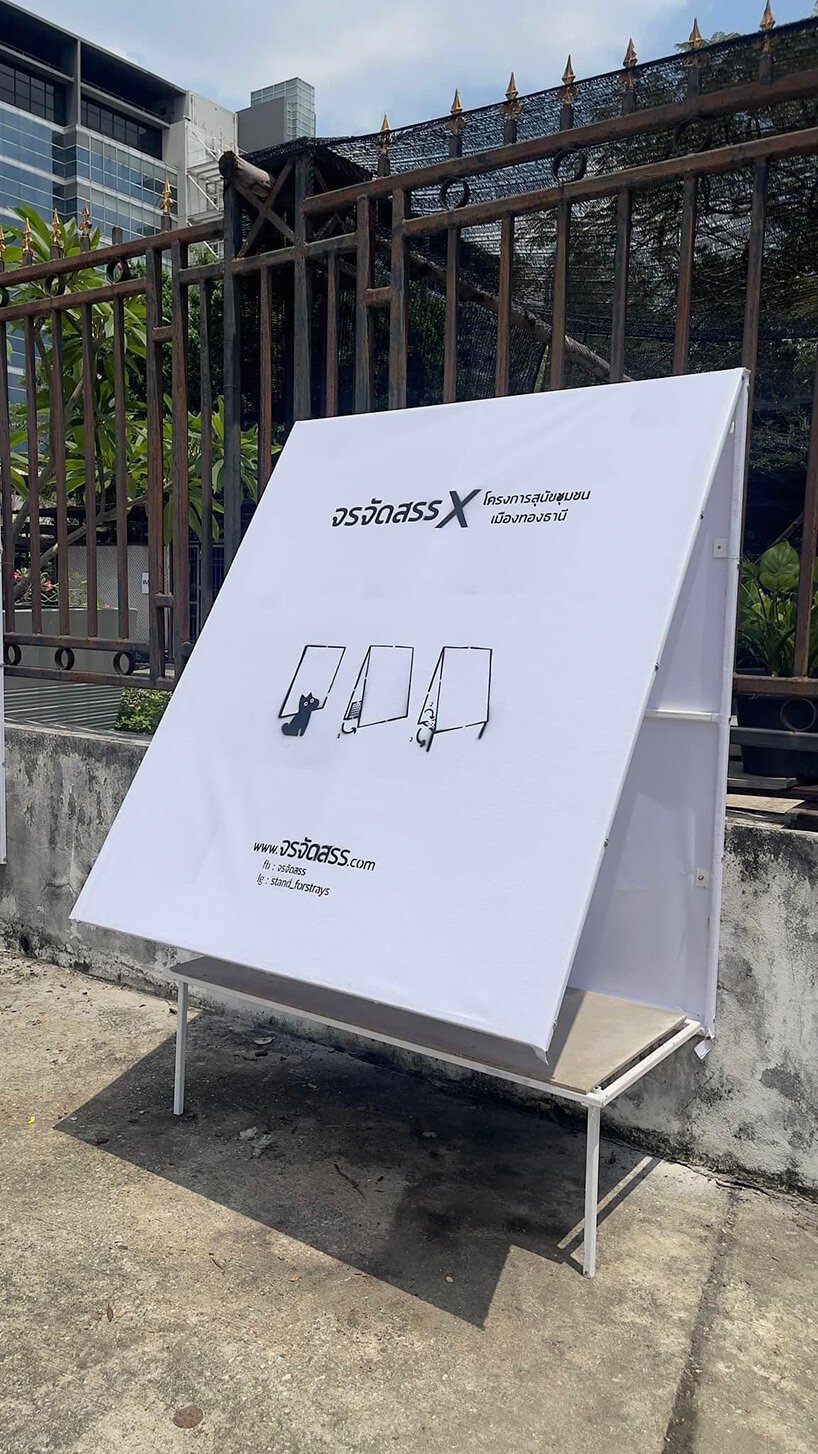 泰国的流浪狗在由广告牌改造而成的折叠结构中找到了庇护所